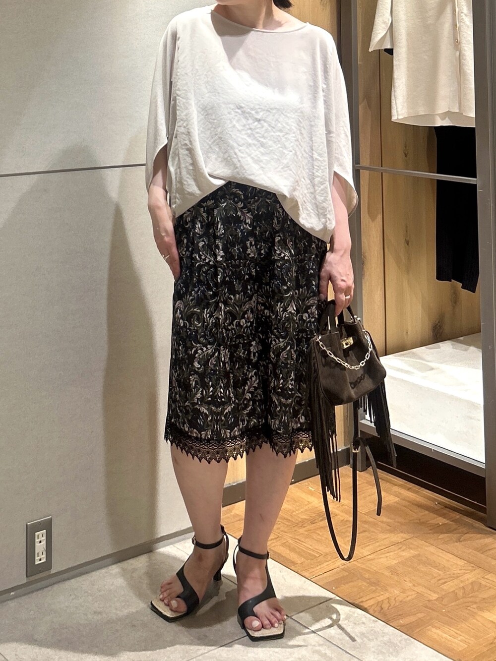 グレー系のシャツ/ブラウス、ブラック系のサンダル、グリーン系のその他パンツを着用したレディースの夏コーディネートの4枚目の写真