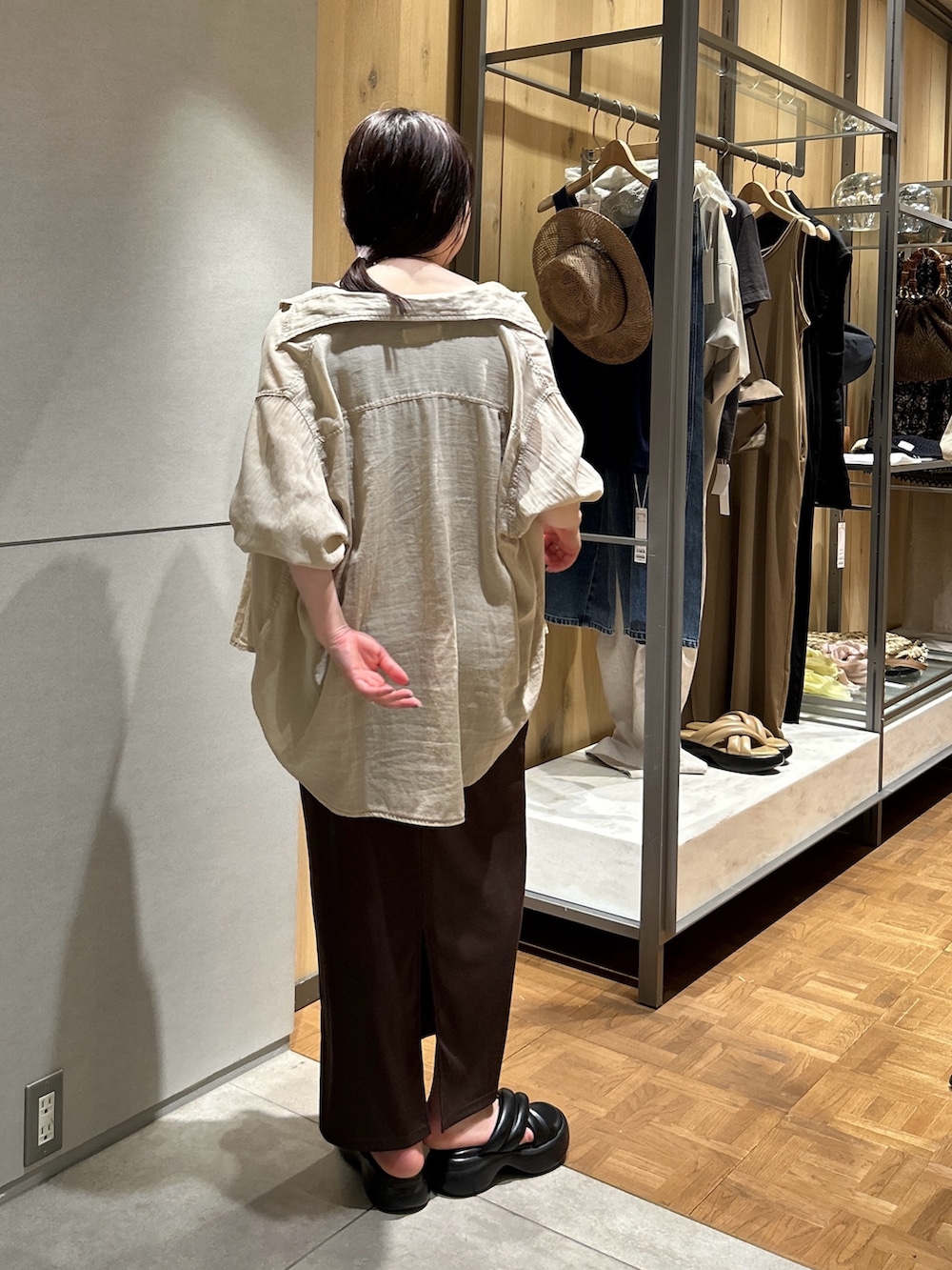 ブラウン系のワンピース、ブラウン系のワンピース、ブラック系のサンダルを着用したレディースの夏コーディネートの5枚目の写真
