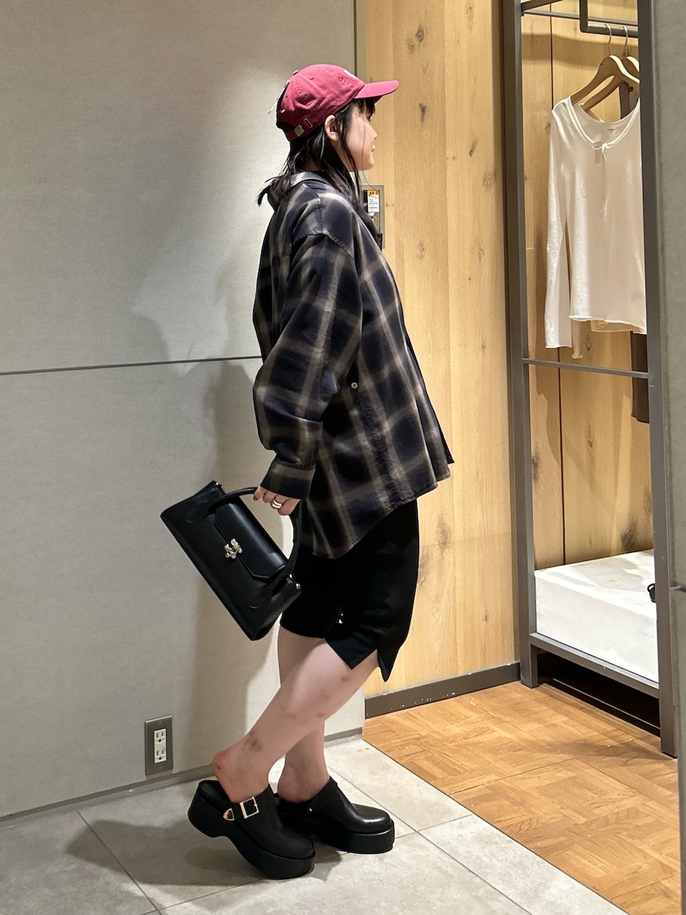 ブラック系のその他シューズ、ブルー系のシャツ/ブラウス、ブラック系のトートバッグを着用したレディースの夏コーディネートの4枚目の写真