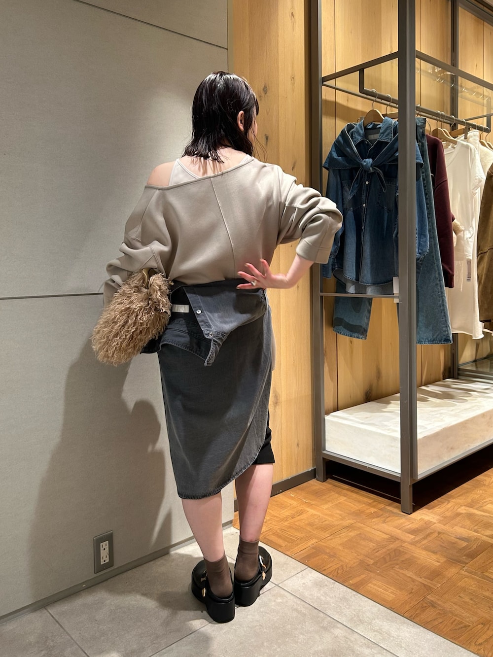 ブルー系のシャツ/ブラウス、ブラック系のその他パンツ、ブラック系のその他シューズを着用したレディースの秋コーディネートの4枚目の写真