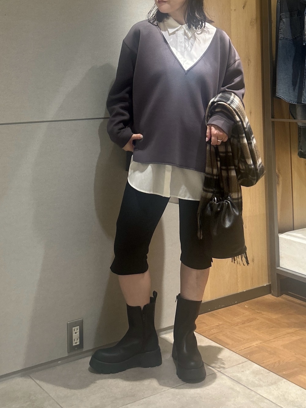 ホワイト系のシャツ/ブラウス、ブラック系のトートバッグ、ブラック系のその他パンツを着用したレディースの秋コーディネートの2枚目の写真