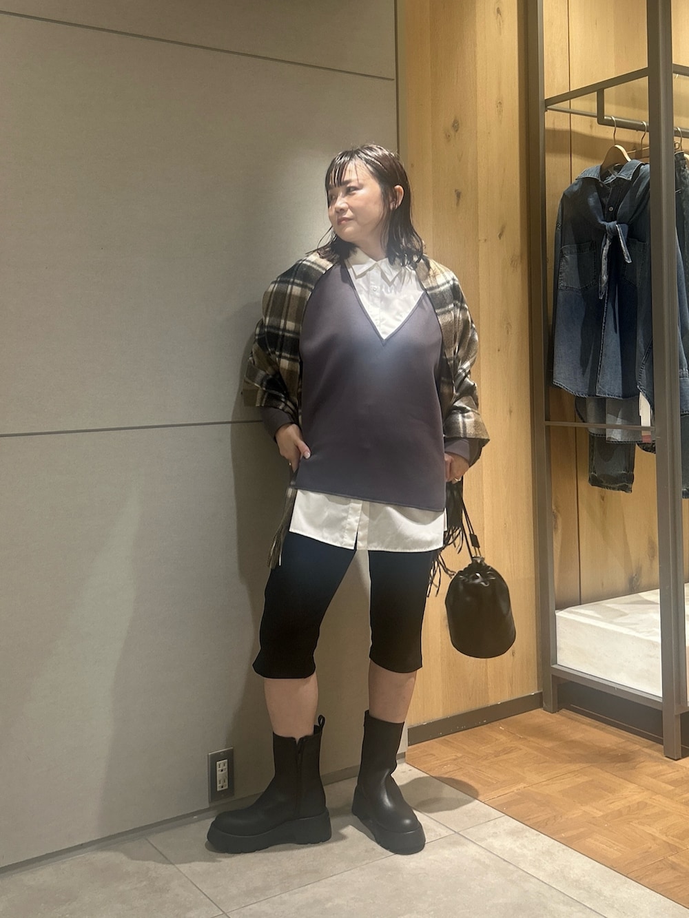 ホワイト系のシャツ/ブラウス、ブラック系のトートバッグ、ブラック系のその他パンツを着用したレディースの秋コーディネートの3枚目の写真