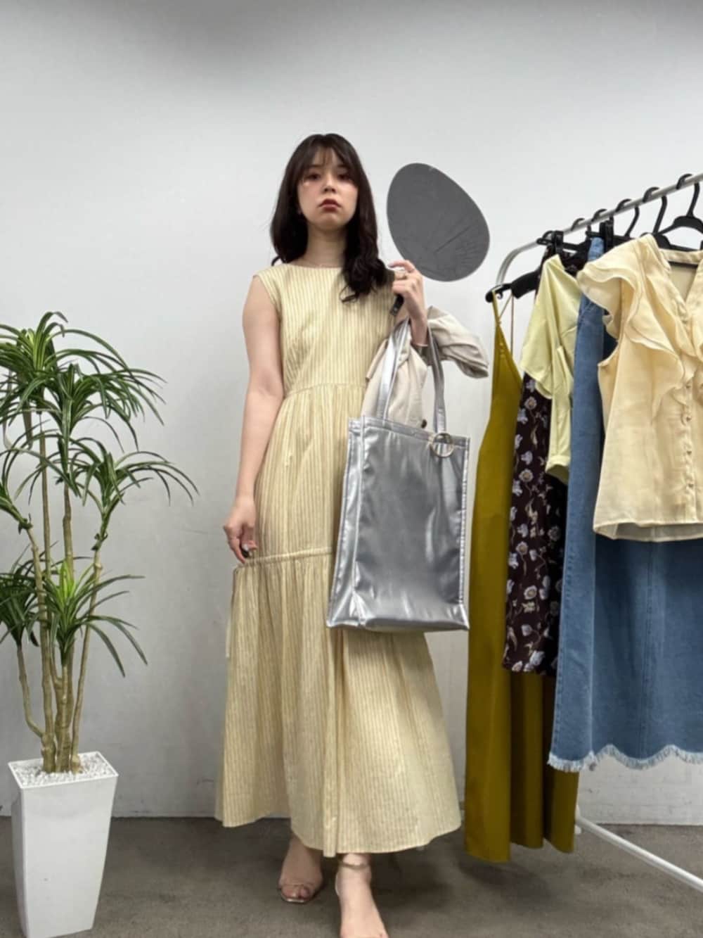 「オトナ女子、夏、カラーコーデ、夏服、黄色」｜「natural coutureのサイドリボンドロストティアードワンピース（ワンピース、その他）」を使った、おそのさん（レディース・167cm）の春コーディネートの2枚目の写真