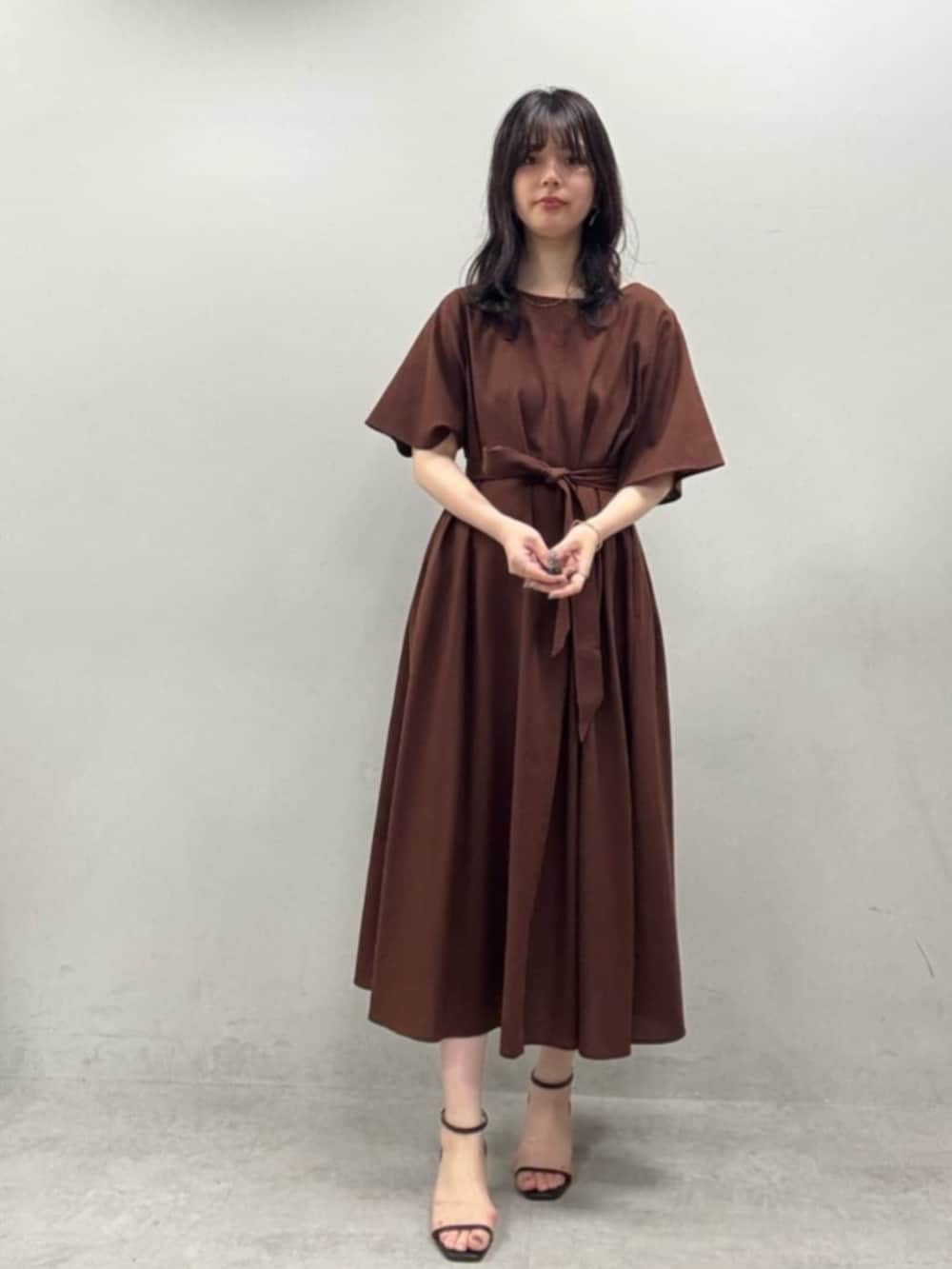 「ワンピース、ワンピーススタイル、ワンピースコーデ、夏コーデ、夏、夏コーデ、麻、麻ワンピース、ブラウン、ブラウンコーデ」｜「natural coutureの選べる袖丈前後2WAYベルト付きワンピース（ワンピース、ブラウン系）」を使った、おそのさん（レディース・167cm）の夏コーディネートの4枚目の写真