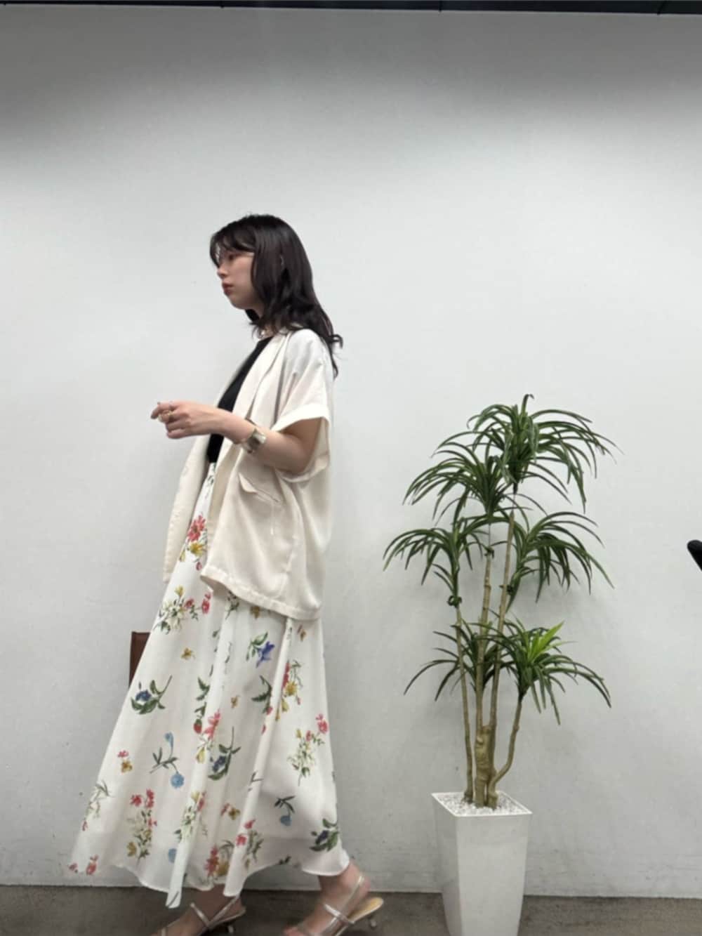 「きれいめカジュアル、キレイめ、きれいめ、キレイめカジュアル、きれいめコーディネート、花柄、花柄スカート、ジャケット、ジャケットスタイル、ジャケットコーデ、ジャケット/アウター、夏コーデ、夏、夏コーデ」｜「natural coutureの観劇BAGⅢ（ショルダーバッグ、イエロー系）」を使った、おそのさん（レディース・167cm）の夏コーディネートの4枚目の写真