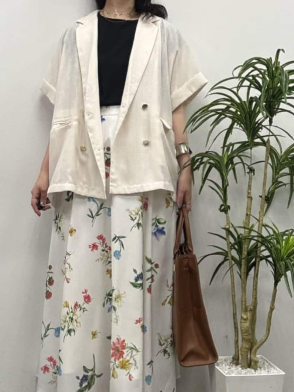 「きれいめカジュアル、キレイめ、きれいめ、キレイめカジュアル、きれいめコーディネート、花柄、花柄スカート、ジャケット、ジャケットスタイル、ジャケットコーデ、ジャケット/アウター、夏コーデ、夏、夏コーデ」｜「natural coutureの観劇BAGⅢ（ショルダーバッグ、イエロー系）」を使った、おそのさん（レディース・167cm）の夏コーディネートの6枚目の写真