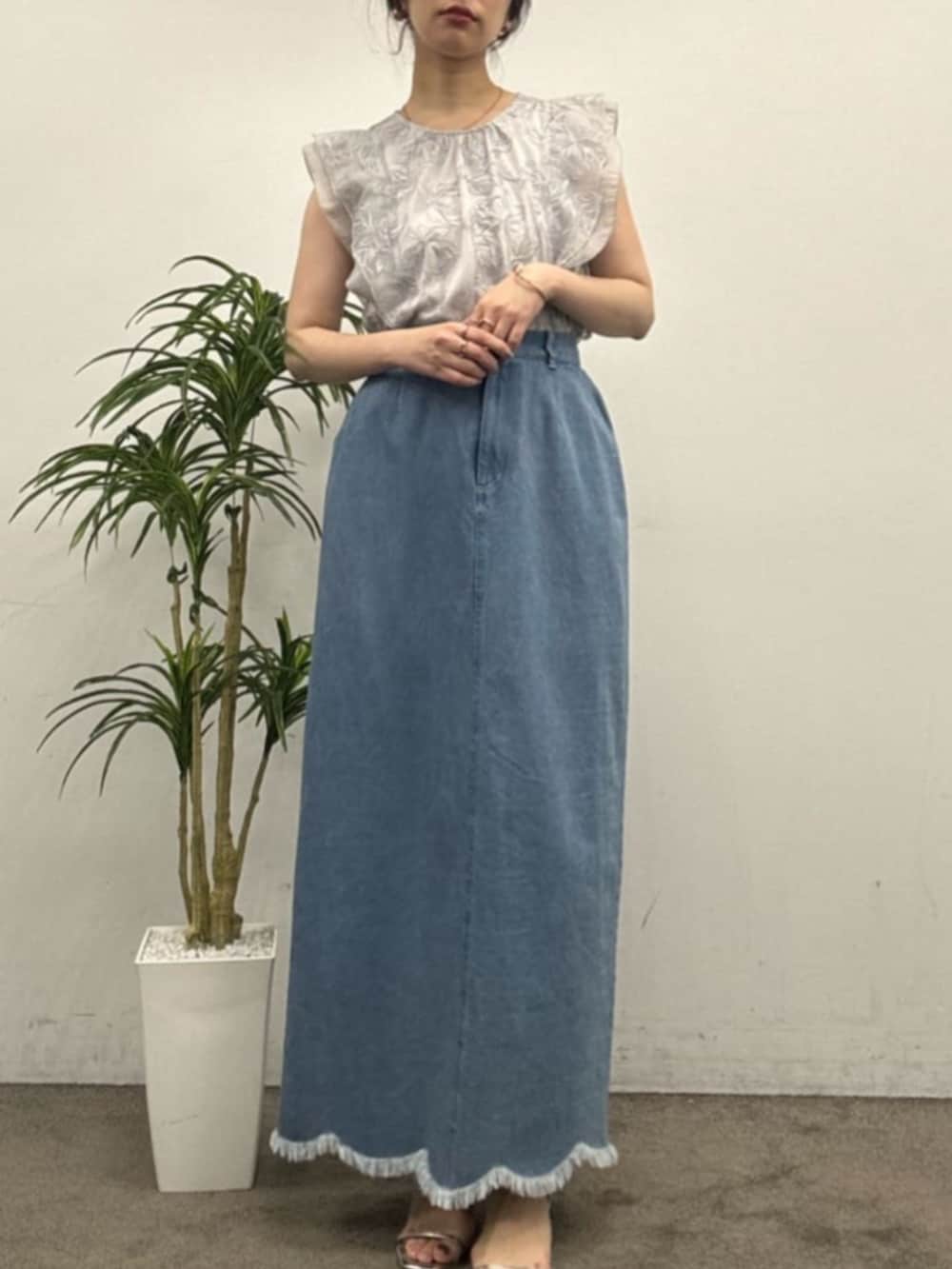 「スタッフセンバツ、スタッフコーデ、気温20度から24度、気温25度から29度」｜「natural coutureの刺繍レースラッフルスリーブブラウス（シャツ/ブラウス、ブルー系）」を使った、おそのさん（レディース・167cm）の春コーディネートの2枚目の写真