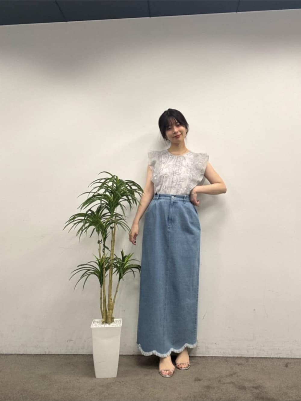 「スタッフセンバツ、スタッフコーデ、気温20度から24度、気温25度から29度」｜「natural coutureの刺繍レースラッフルスリーブブラウス（シャツ/ブラウス、ブルー系）」を使った、おそのさん（レディース・167cm）の春コーディネートの3枚目の写真