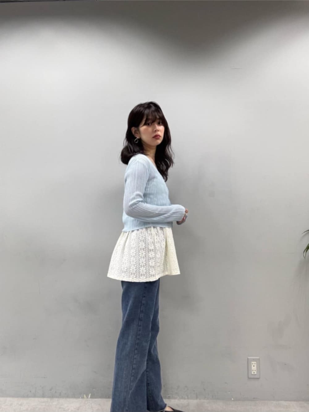 「韓国ファッション、韓国系、韓国コーデ、きれいめカジュアル、キレイめ、キレイめカジュアル、きれいめコーディネート、キレイめコーデ、高身長、高身長女子、高身長コーデ、30代コーデ、30代ファッション、30代前半」｜「natural coutureの【WEB限定】針抜きリブVネックシアーカーディガン（カーディガン/ボレロ、ブルー系）」を使った、おそのさん（レディース・167cm）の夏コーディネートの3枚目の写真
