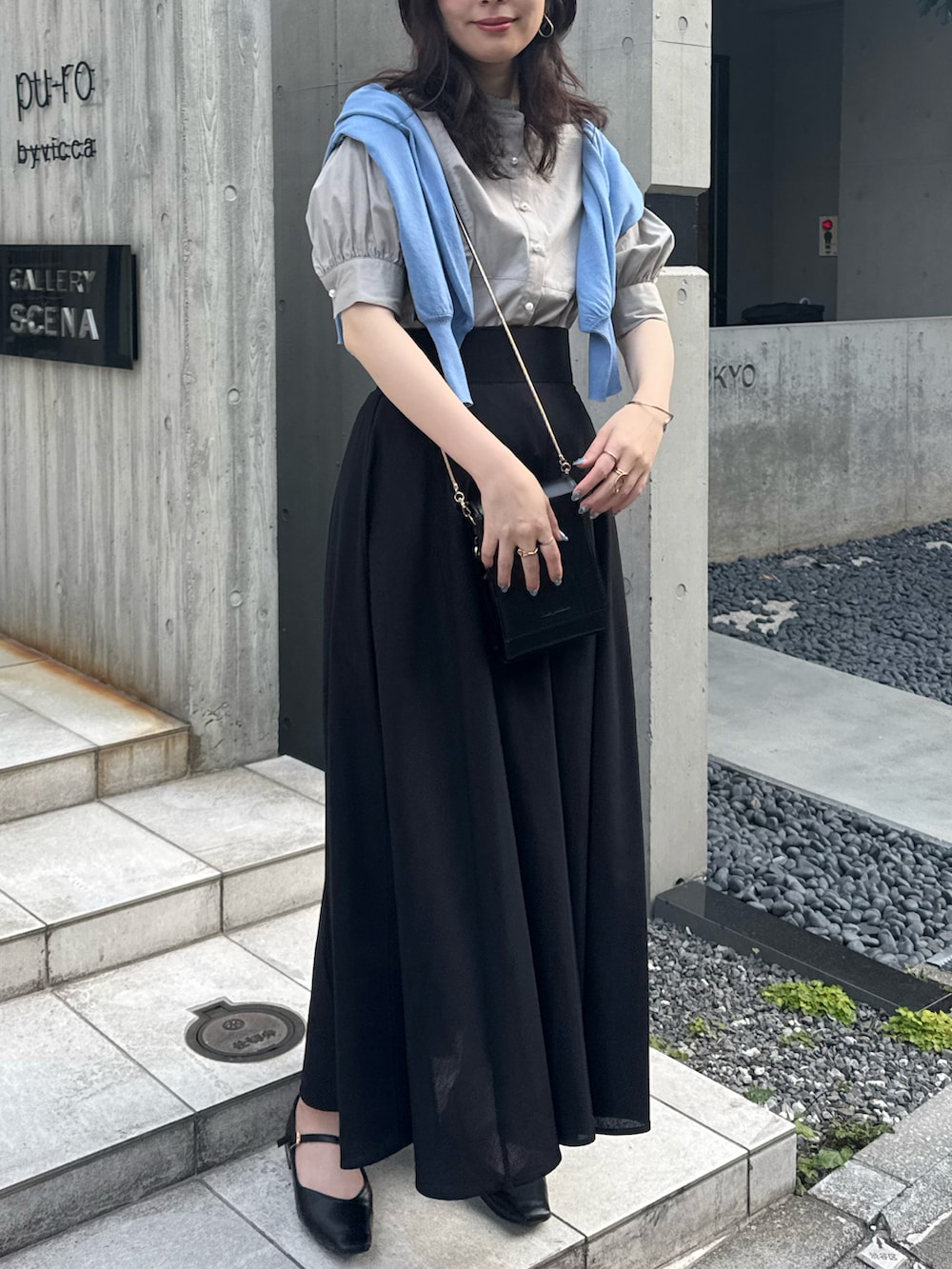 「ブラウス、サーキュラースカート、綿麻、ＵＶカット、スタッフセンバツ」｜「NEUNAのスラッシュストラップパンプス（パンプス、ブラック系）」を使った、おそのさん（レディース・167cm）の春コーディネートの2枚目の写真