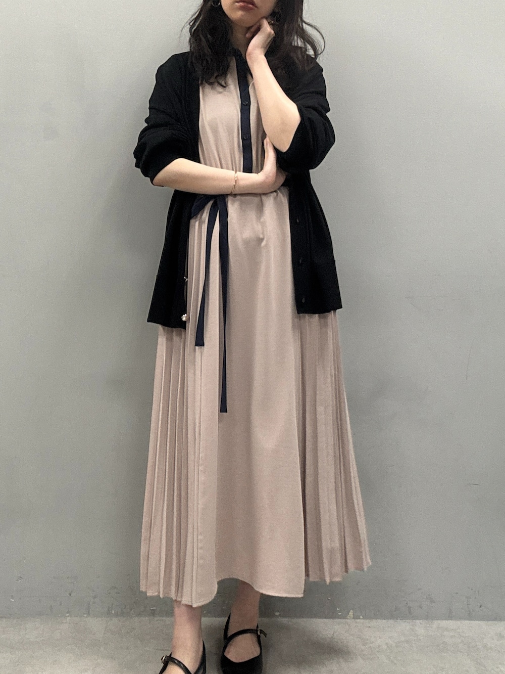 「ワンピース、スタッフコーデ、ＵＶカット、スタッフセンバツ」｜「NEUNAのスラッシュストラップパンプス（パンプス、ブラック系）」を使った、おそのさん（レディース・167cm）の春コーディネートの3枚目の写真