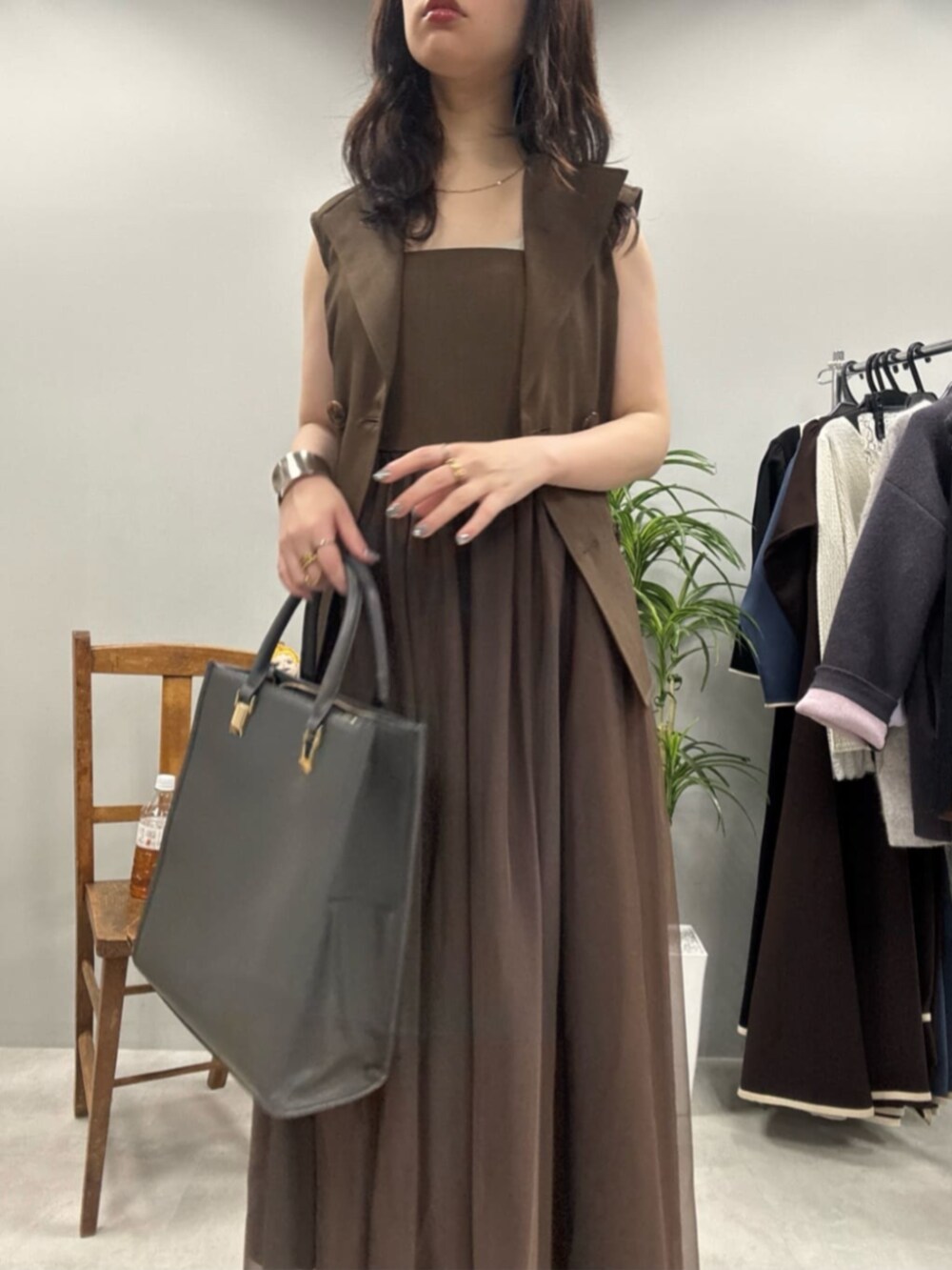 「夏コーデ、ワンピース、お出かけコーデ、きれいめカジュアル、レイヤードスタイル、プチプラ、夏服コーデ、初夏コーデ」｜「natural coutureのベストセットキャミワンピース（ワンピース、ブラウン系）」を使った、おそのさん（レディース・167cm）の夏コーディネートの4枚目の写真