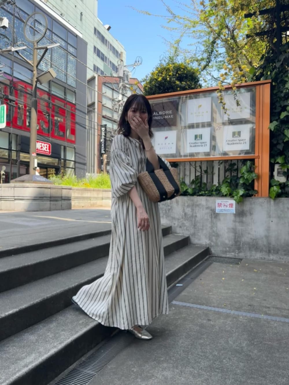 「お出かけコーデ、ストライプシャツ、大人可愛い、シンプルスタイル、ラフコーデ」｜「LARUTAの【LARUTA】ボリュームスリーブ大人のたっぷりギャザーワンピース（ワンピース、その他）」を使った、おそのさん（レディース・167cm）の春コーディネートの3枚目の写真