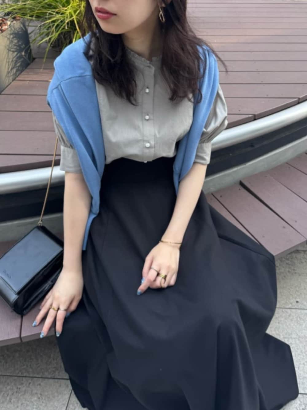 「気温20度から24度、気温15度から19度、通勤コーデ、通勤スタイル、UVカット、ＵＶカット、UV対策、UVケア」｜「natural coutureの綿麻ハイウエストサーキュラースカート（スカート、ブラック系）」を使った、おそのさん（レディース・167cm）の春コーディネートの3枚目の写真