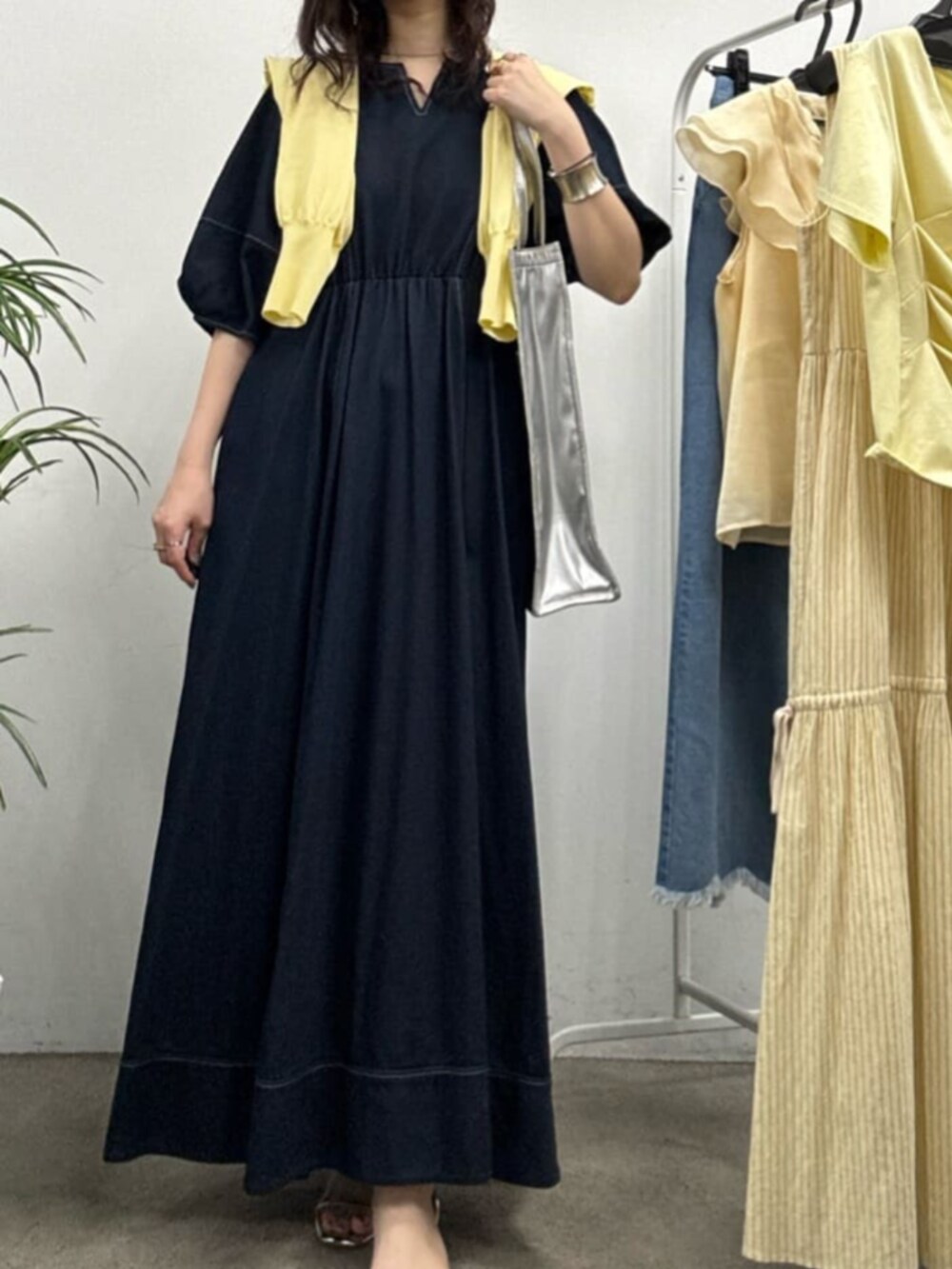 「スタッフセンバツ、スタッフのこれ買いました、スタッフコーデ、オトナ女子、夏、大人かわいい、デニム」｜「natural coutureのランタンスリーブワンピース（ワンピース、ブルー系）」を使った、おそのさん（レディース・167cm）の春コーディネートの3枚目の写真