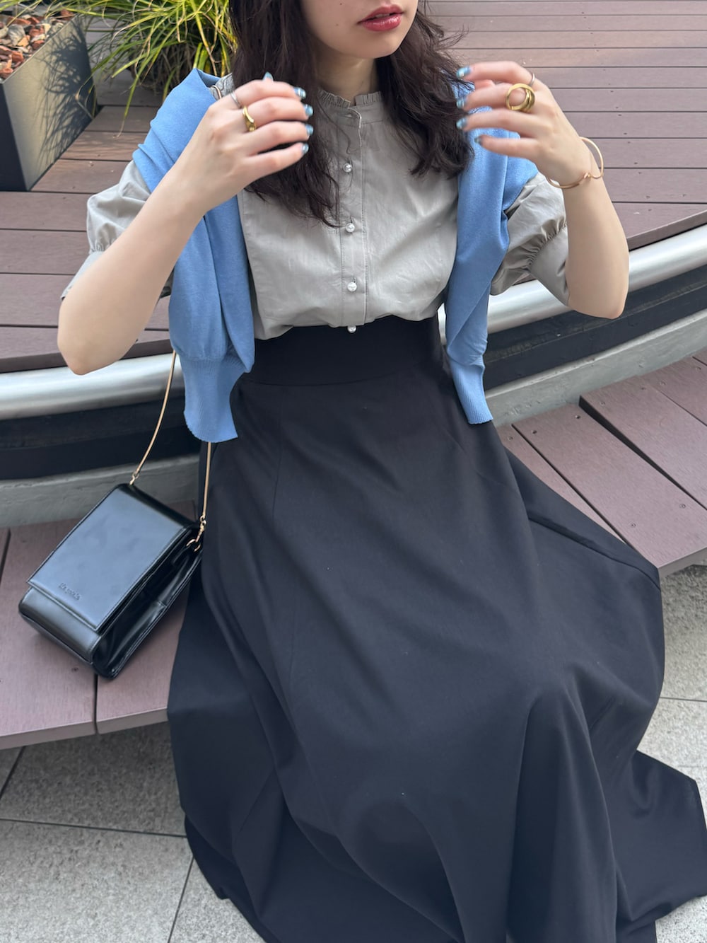 「ブラウス、サーキュラースカート、綿麻、ＵＶカット、スタッフセンバツ」｜「NEUNAのスラッシュストラップパンプス（パンプス、ブラック系）」を使った、おそのさん（レディース・167cm）の春コーディネートの3枚目の写真