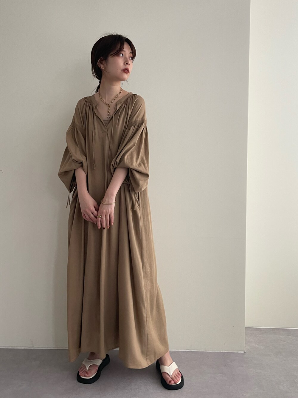 ベージュ系のワンピース、その他のその他を着用したレディースの夏コーディネートの2枚目の写真