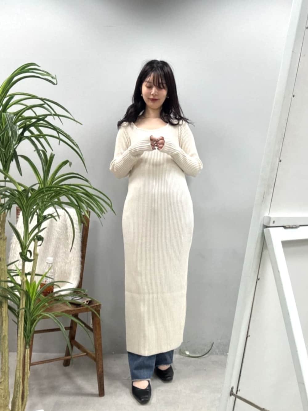「LARUTAの【LARUTA】選べるリブニットワンピース×フェザーベストセット（ワンピース、その他）」を使った、おそのさん（レディース・167cm）の夏コーディネートの2枚目の写真