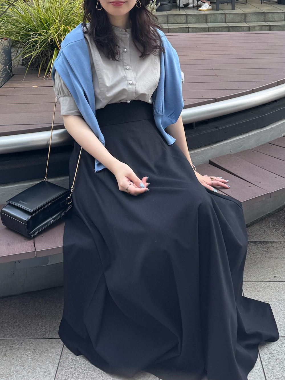 「ブラウス、サーキュラースカート、綿麻、ＵＶカット、スタッフセンバツ」｜「NEUNAのスラッシュストラップパンプス（パンプス、ブラック系）」を使った、おそのさん（レディース・167cm）の春コーディネートの5枚目の写真