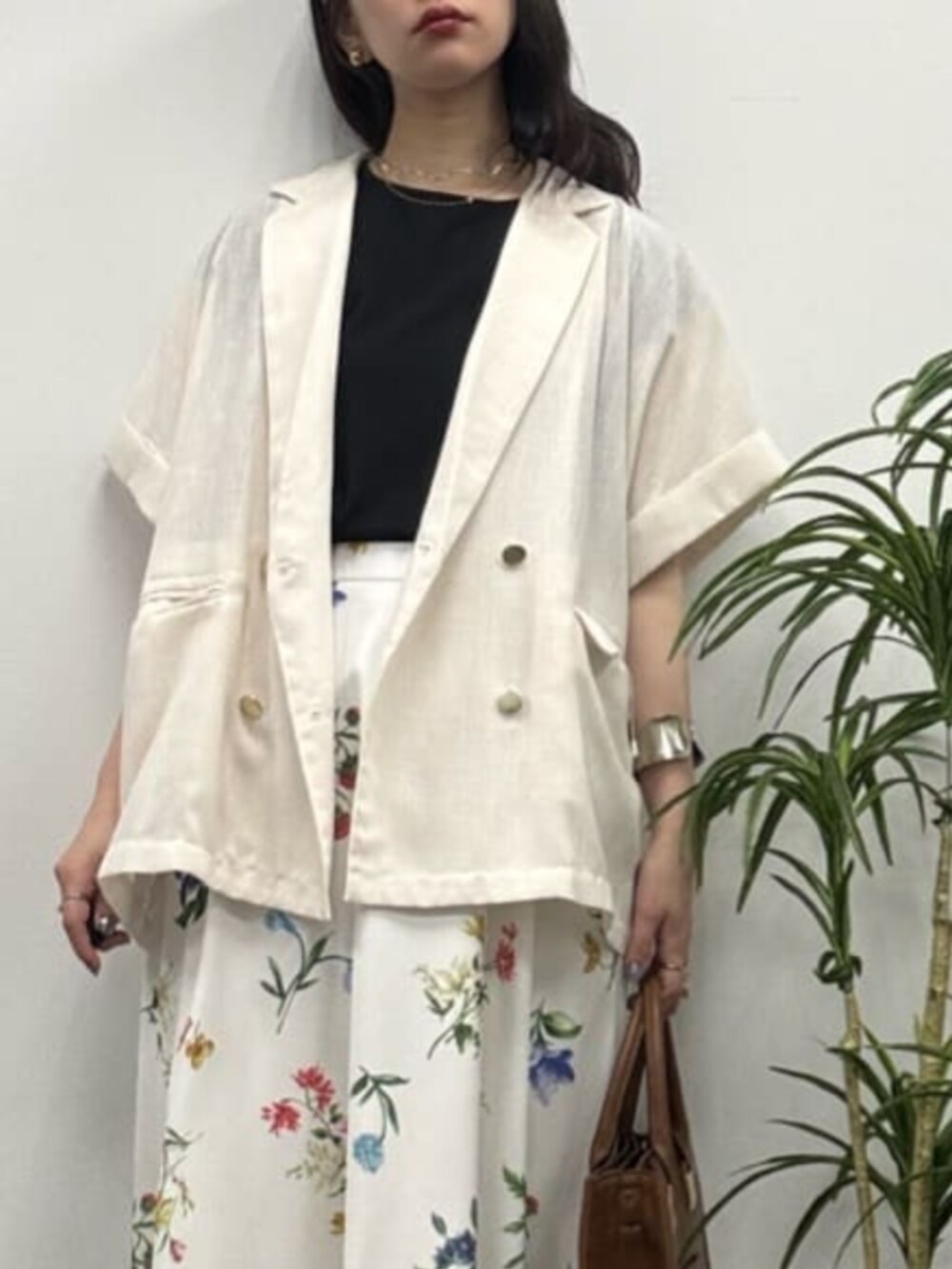 「きれいめカジュアル、キレイめ、きれいめ、キレイめカジュアル、きれいめコーディネート、花柄、花柄スカート、ジャケット、ジャケットスタイル、ジャケットコーデ、ジャケット/アウター、夏コーデ、夏、夏コーデ」｜「natural coutureの観劇BAGⅢ（ショルダーバッグ、イエロー系）」を使った、おそのさん（レディース・167cm）の夏コーディネートの5枚目の写真