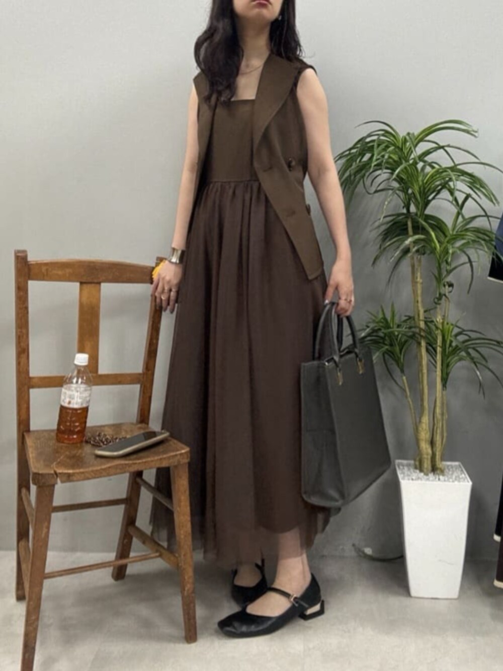 「夏コーデ、ワンピース、お出かけコーデ、きれいめカジュアル、レイヤードスタイル、プチプラ、夏服コーデ、初夏コーデ」｜「natural coutureのベストセットキャミワンピース（ワンピース、ブラウン系）」を使った、おそのさん（レディース・167cm）の夏コーディネートの2枚目の写真