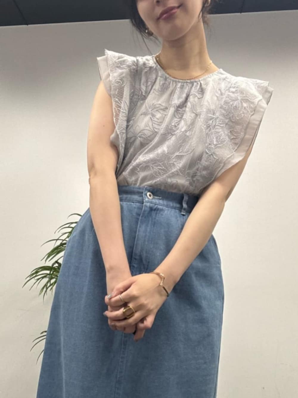 「スタッフセンバツ、スタッフコーデ、気温20度から24度、気温25度から29度」｜「natural coutureの刺繍レースラッフルスリーブブラウス（シャツ/ブラウス、ブルー系）」を使った、おそのさん（レディース・167cm）の春コーディネートの4枚目の写真