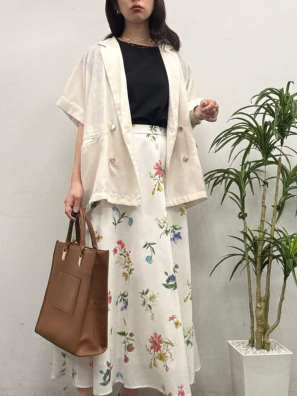 「きれいめカジュアル、キレイめ、きれいめ、キレイめカジュアル、きれいめコーディネート、花柄、花柄スカート、ジャケット、ジャケットスタイル、ジャケットコーデ、ジャケット/アウター、夏コーデ、夏、夏コーデ」｜「natural coutureの観劇BAGⅢ（ショルダーバッグ、イエロー系）」を使った、おそのさん（レディース・167cm）の夏コーディネートの2枚目の写真
