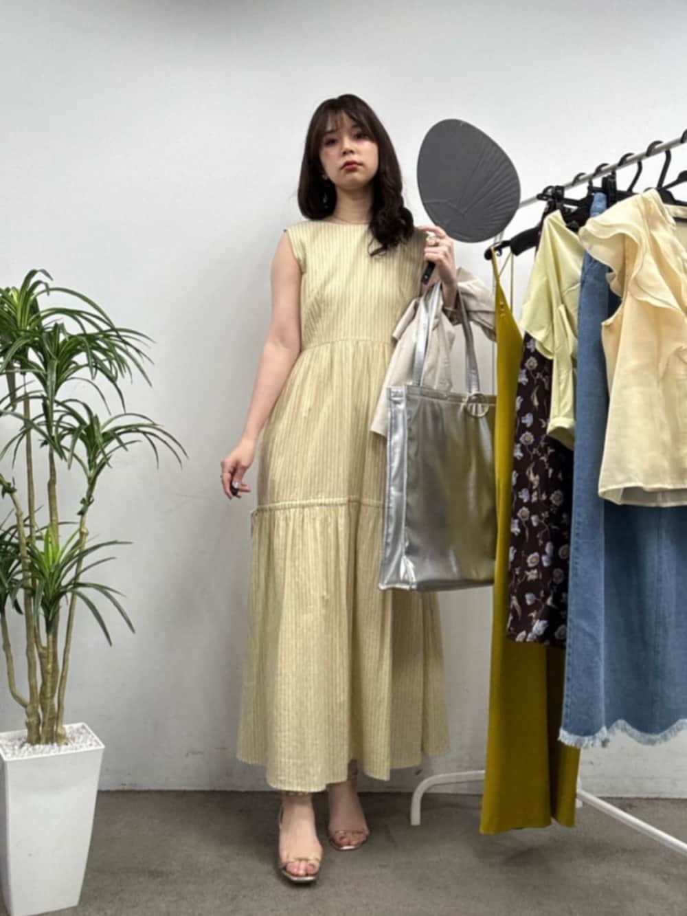 「オトナ女子、夏、カラーコーデ、夏服、黄色」｜「natural coutureのサイドリボンドロストティアードワンピース（ワンピース、その他）」を使った、おそのさん（レディース・167cm）の春コーディネートの3枚目の写真