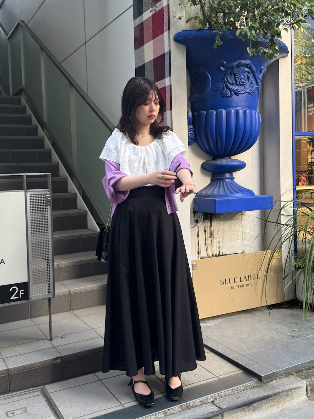 「スカート、スタッフコーデ、ＵＶカット、スタッフセンバツ」｜「NEUNAのスラッシュストラップパンプス（パンプス、ブラック系）」を使った、おそのさん（レディース・167cm）の春コーディネートの2枚目の写真