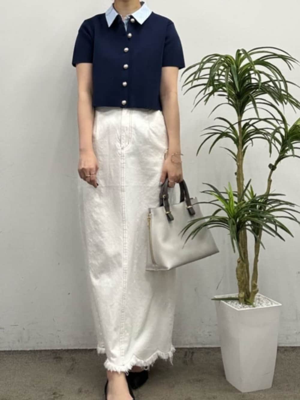 「natural coutureの裾フリンジスカラップデニムスカート（スカート、ホワイト系）」を使った、おそのさん（レディース・167cm）の春コーディネートの2枚目の写真