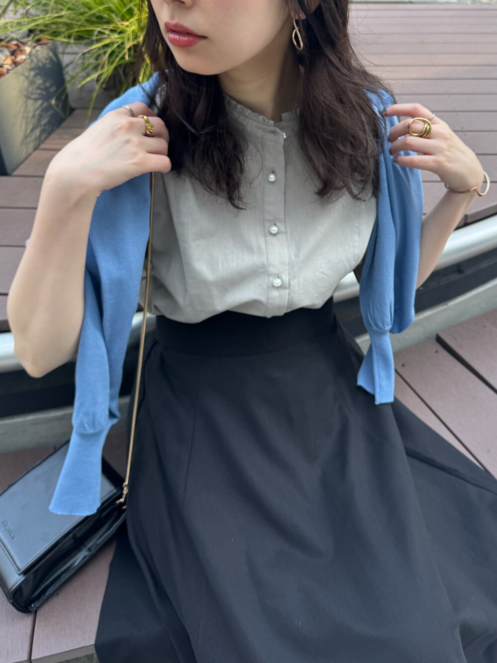 「ブラウス、サーキュラースカート、綿麻、ＵＶカット、スタッフセンバツ」｜「NEUNAのスラッシュストラップパンプス（パンプス、ブラック系）」を使った、おそのさん（レディース・167cm）の春コーディネートの4枚目の写真