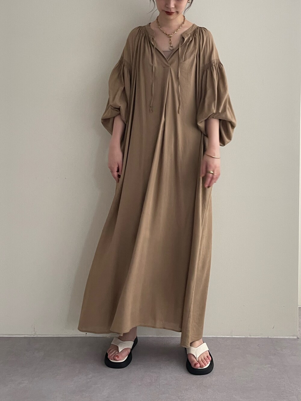 ベージュ系のワンピース、その他のその他を着用したレディースの夏コーディネートの3枚目の写真