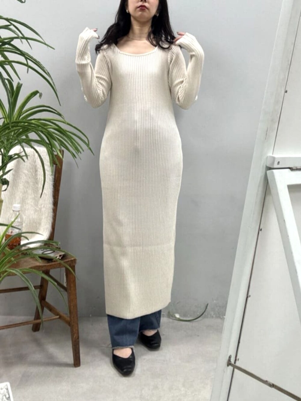 「LARUTAの【LARUTA】選べるリブニットワンピース×フェザーベストセット（ワンピース、その他）」を使った、おそのさん（レディース・167cm）の夏コーディネートの5枚目の写真