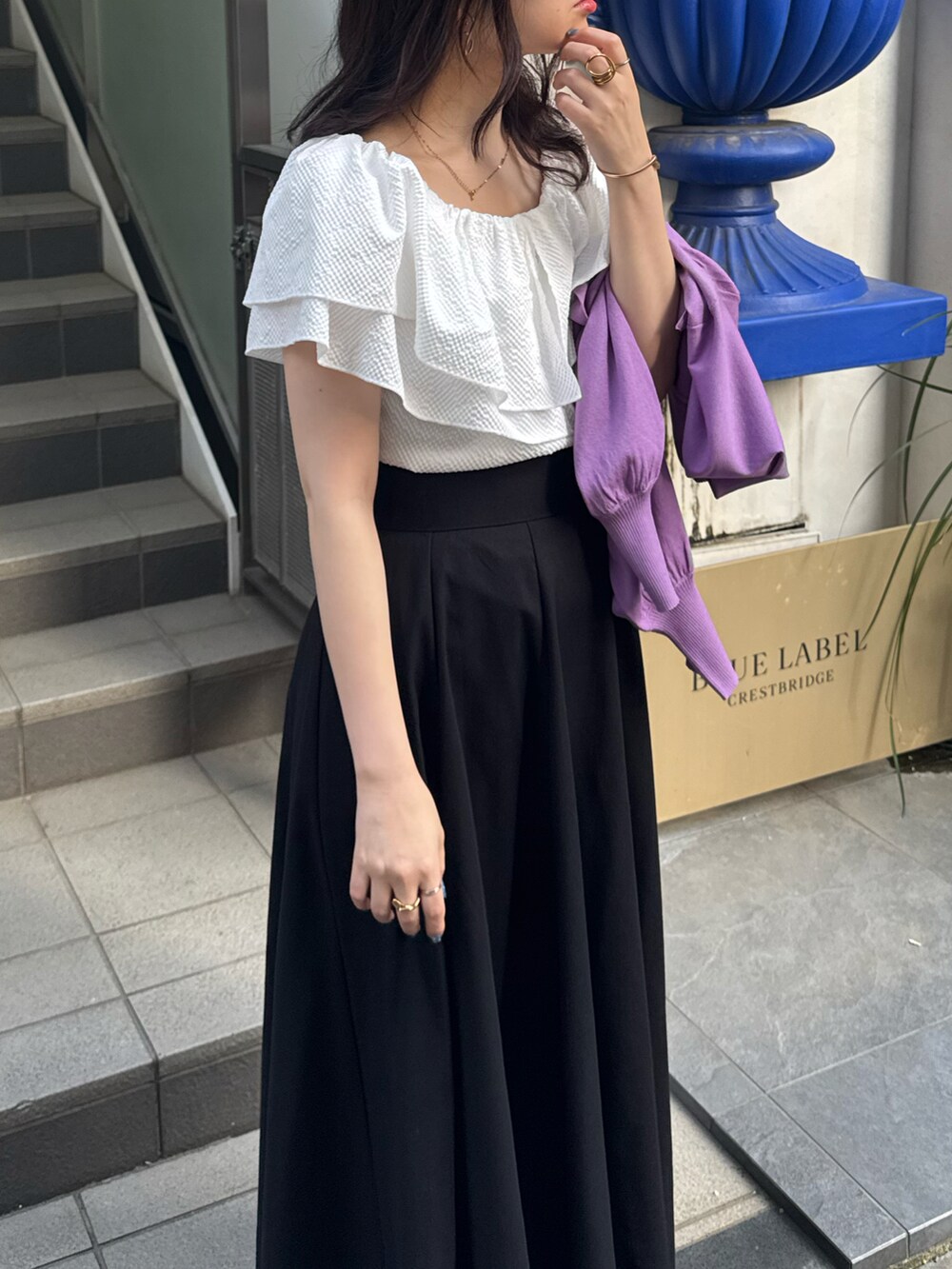 「スカート、スタッフコーデ、ＵＶカット、スタッフセンバツ」｜「NEUNAのスラッシュストラップパンプス（パンプス、ブラック系）」を使った、おそのさん（レディース・167cm）の春コーディネートの3枚目の写真