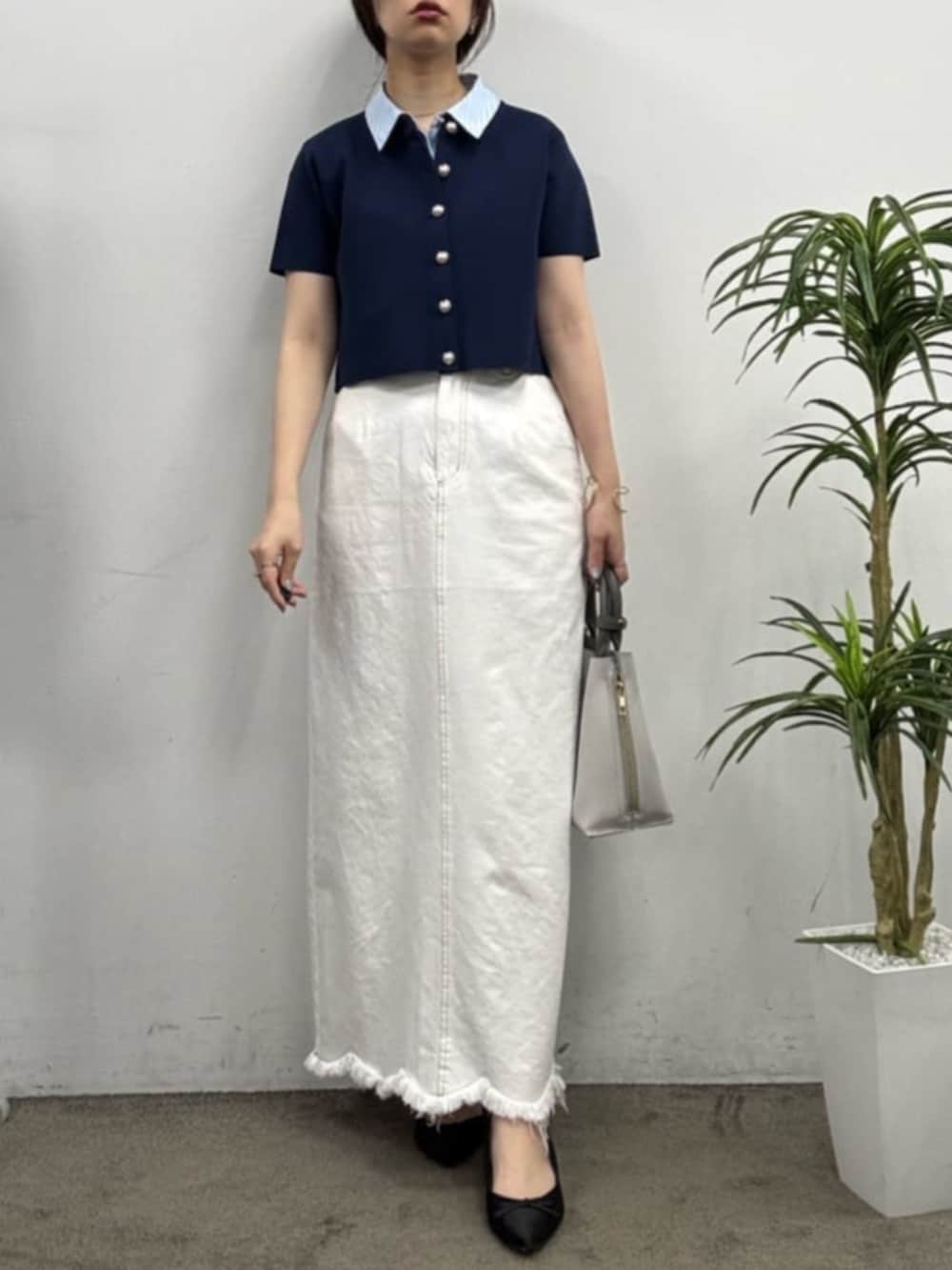 「natural coutureの裾フリンジスカラップデニムスカート（スカート、ホワイト系）」を使った、おそのさん（レディース・167cm）の春コーディネートの3枚目の写真