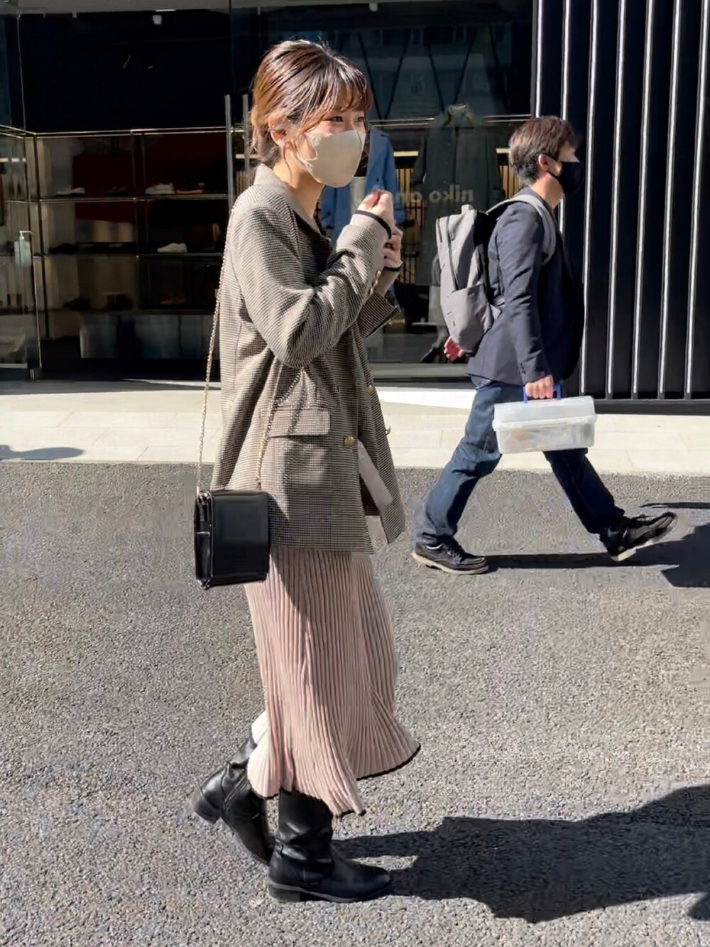 その他のテーラードジャケット、ベージュ系のワンピースを着用したレディースの秋コーディネートの2枚目の写真