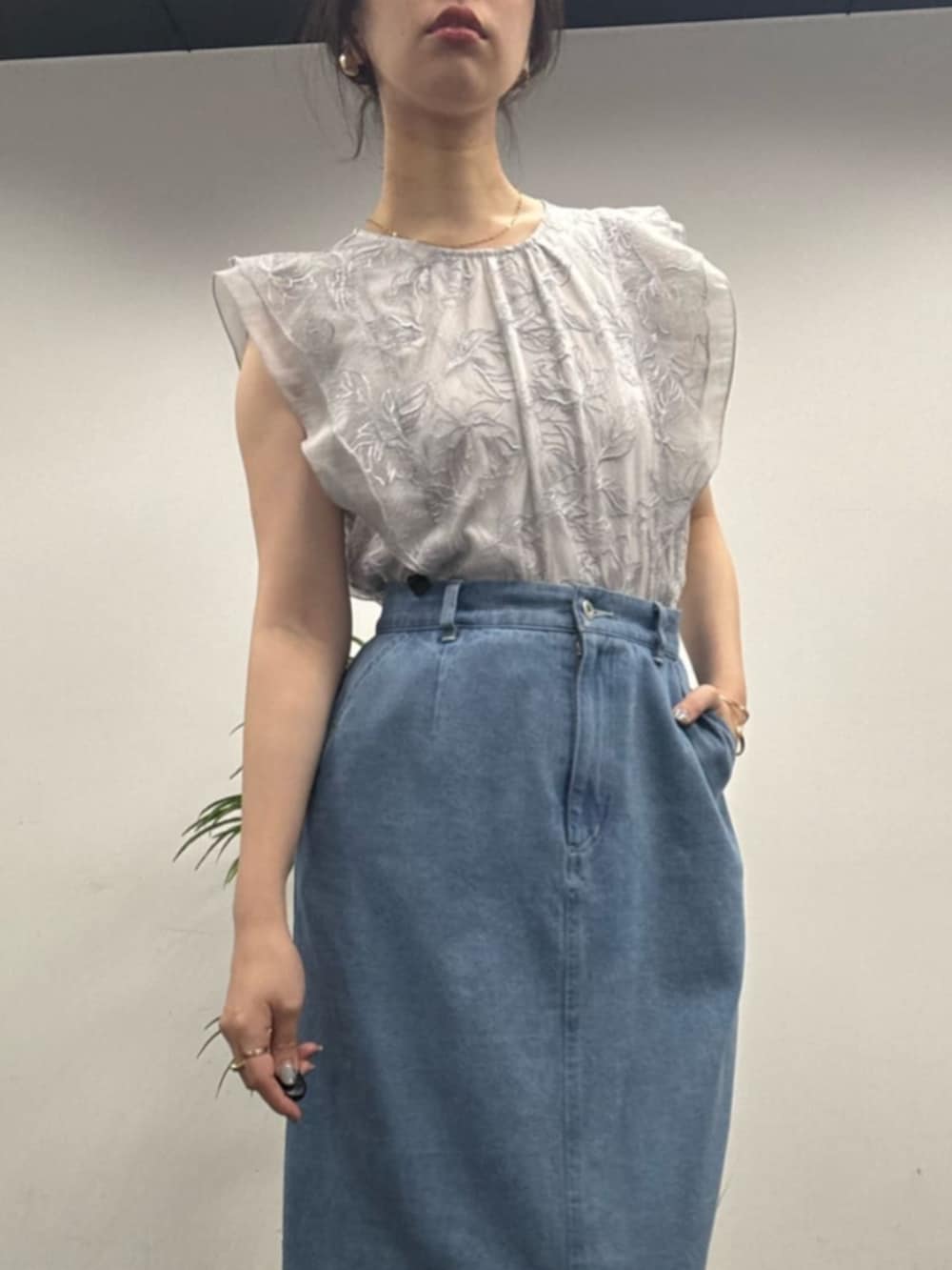 「スタッフセンバツ、スタッフコーデ、気温20度から24度、気温25度から29度」｜「natural coutureの刺繍レースラッフルスリーブブラウス（シャツ/ブラウス、ブルー系）」を使った、おそのさん（レディース・167cm）の春コーディネートの5枚目の写真