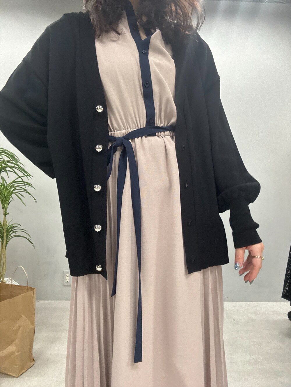 「ワンピース、スタッフコーデ、ＵＶカット、スタッフセンバツ」｜「NEUNAのスラッシュストラップパンプス（パンプス、ブラック系）」を使った、おそのさん（レディース・167cm）の春コーディネートの2枚目の写真