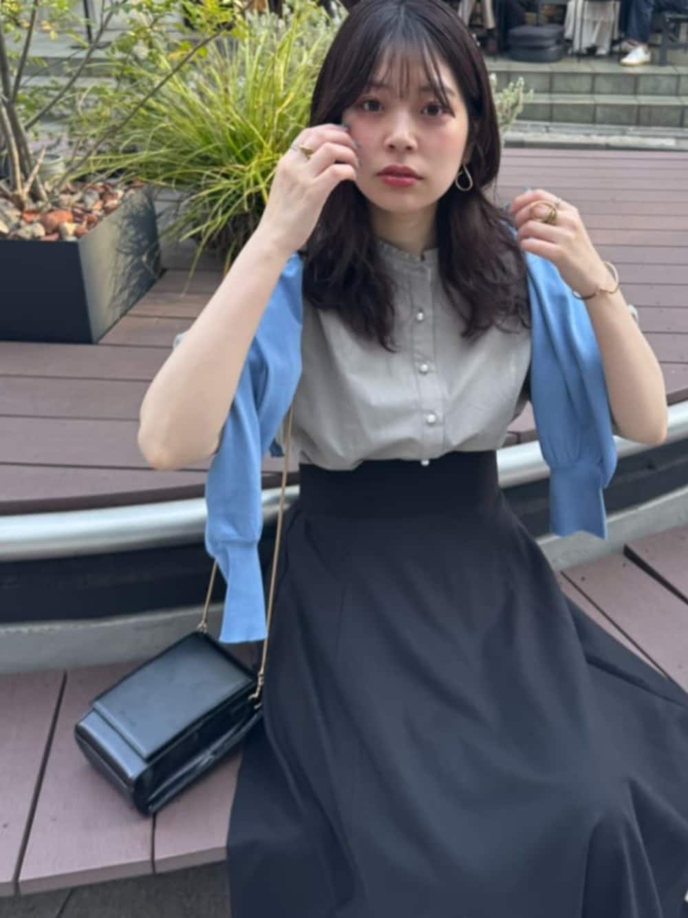 「気温20度から24度、気温15度から19度、通勤コーデ、通勤スタイル、UVカット、ＵＶカット、UV対策、UVケア」｜「natural coutureの綿麻ハイウエストサーキュラースカート（スカート、ブラック系）」を使った、おそのさん（レディース・167cm）の春コーディネートの4枚目の写真