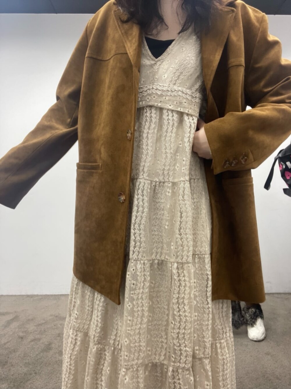 「LARUTAの【LARUTA】レース切替ロングワンピース（ワンピース、ホワイト系）」を使った、おそのさん（骨格ウェーブ・レディース・167cm）の夏コーディネートの3枚目の写真