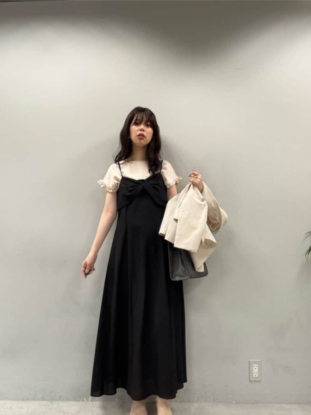 「きれいめカジュアル、キレイめ、きれいめ、キレイめカジュアル、きれいめコーディネート、キレイめコーデ、ワンピース、ワンピーススタイル、ワンピースコーデ、キャミワンピ、キャミワンピース、リボン」｜「natural coutureのosonoリネン混ねじりキャミワンピース（ワンピース、ブラック系）」を使った、おそのさん（レディース・167cm）の夏コーディネートの5枚目の写真