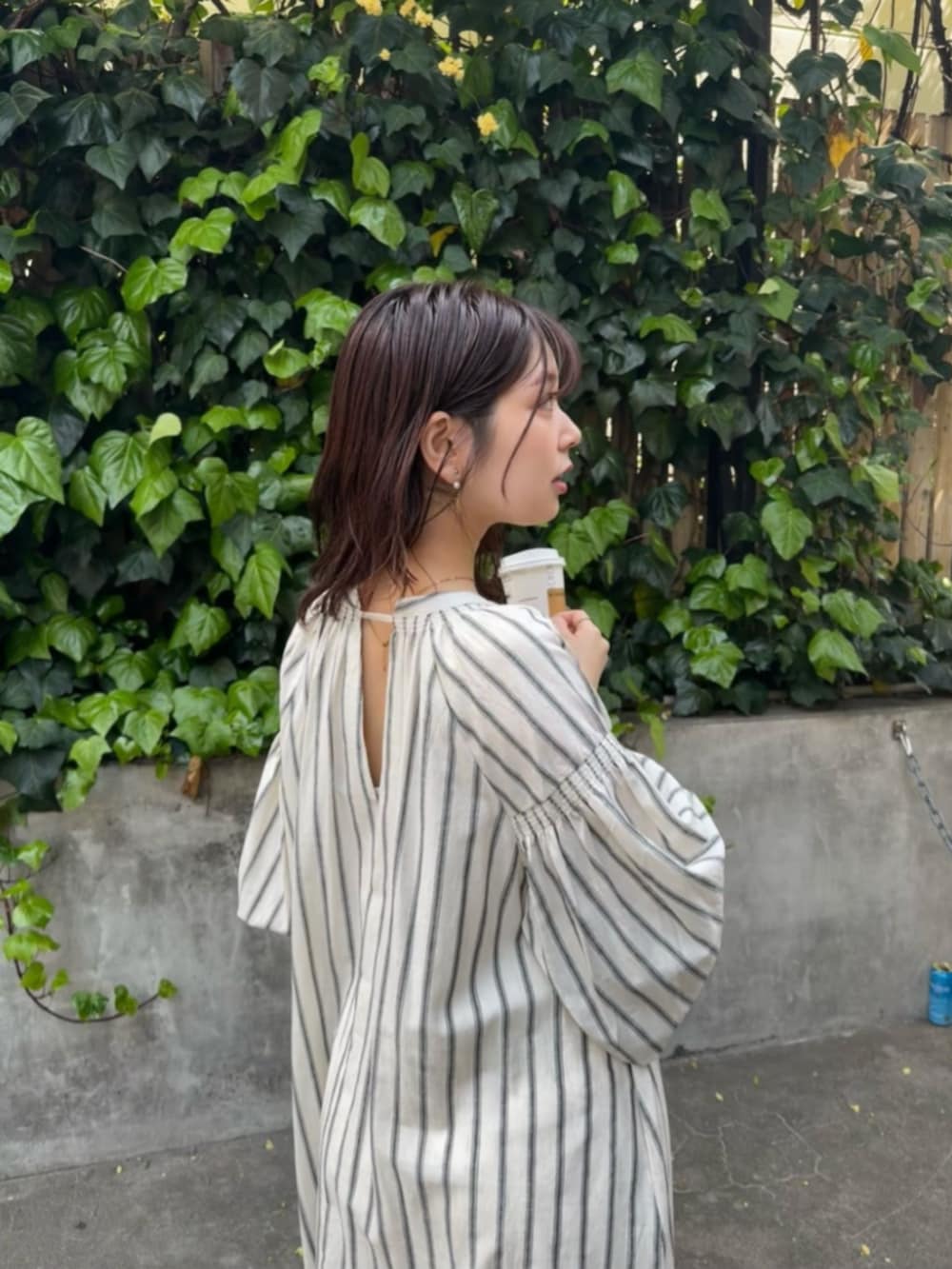 「お出かけコーデ、ストライプシャツ、大人可愛い、シンプルスタイル、ラフコーデ」｜「LARUTAの【LARUTA】ボリュームスリーブ大人のたっぷりギャザーワンピース（ワンピース、その他）」を使った、おそのさん（レディース・167cm）の春コーディネートの4枚目の写真