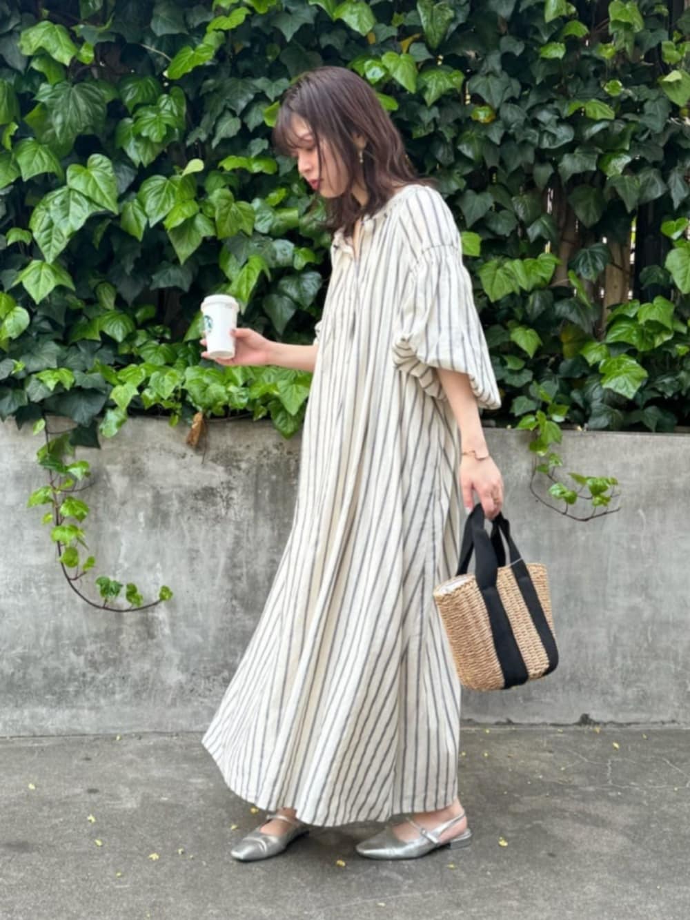 「お出かけコーデ、ストライプシャツ、大人可愛い、シンプルスタイル、ラフコーデ」｜「LARUTAの【LARUTA】ボリュームスリーブ大人のたっぷりギャザーワンピース（ワンピース、その他）」を使った、おそのさん（レディース・167cm）の春コーディネートの2枚目の写真