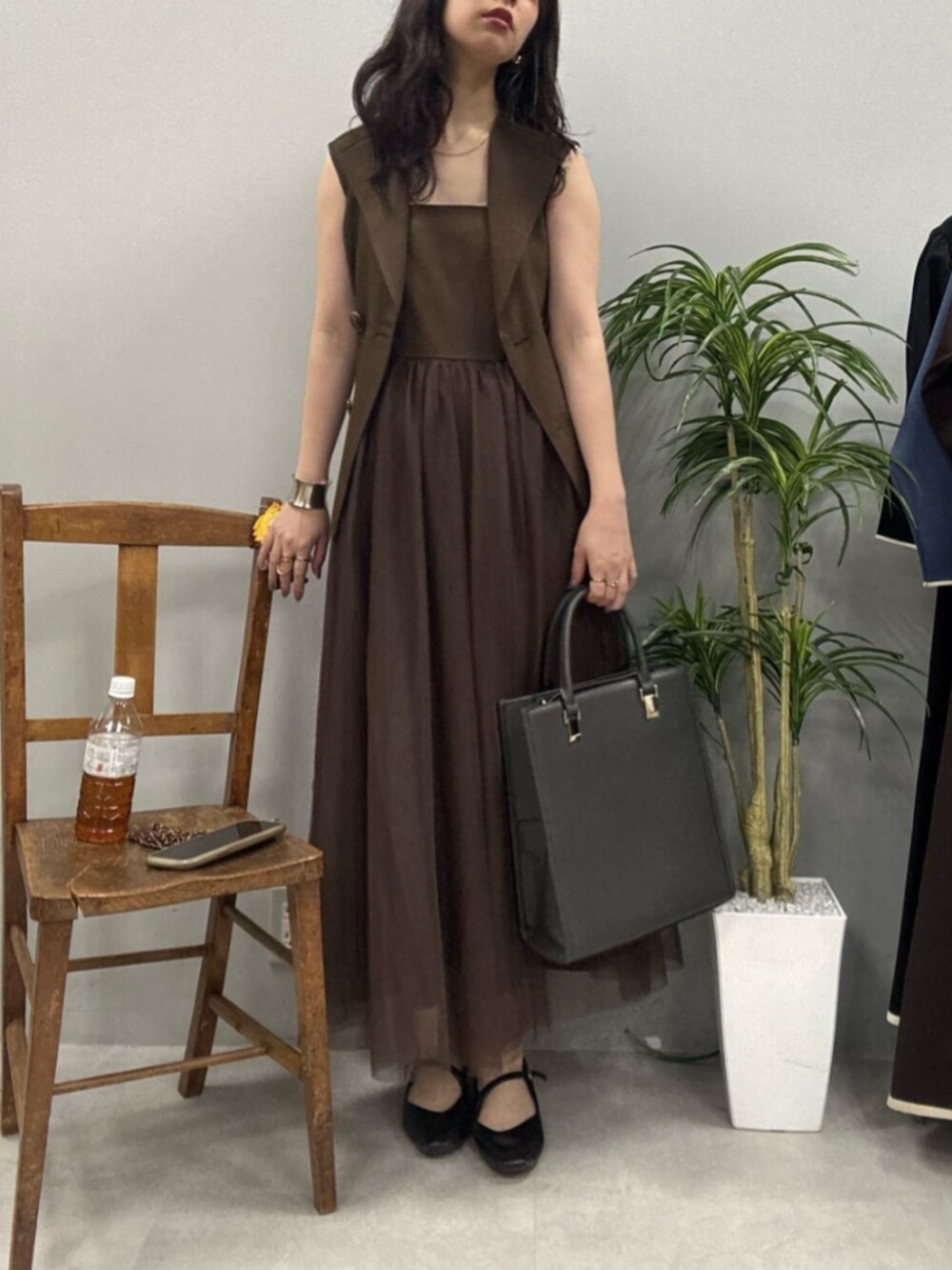 「夏コーデ、ワンピース、お出かけコーデ、きれいめカジュアル、レイヤードスタイル、プチプラ、夏服コーデ、初夏コーデ」｜「natural coutureのベストセットキャミワンピース（ワンピース、ブラウン系）」を使った、おそのさん（レディース・167cm）の夏コーディネートの3枚目の写真