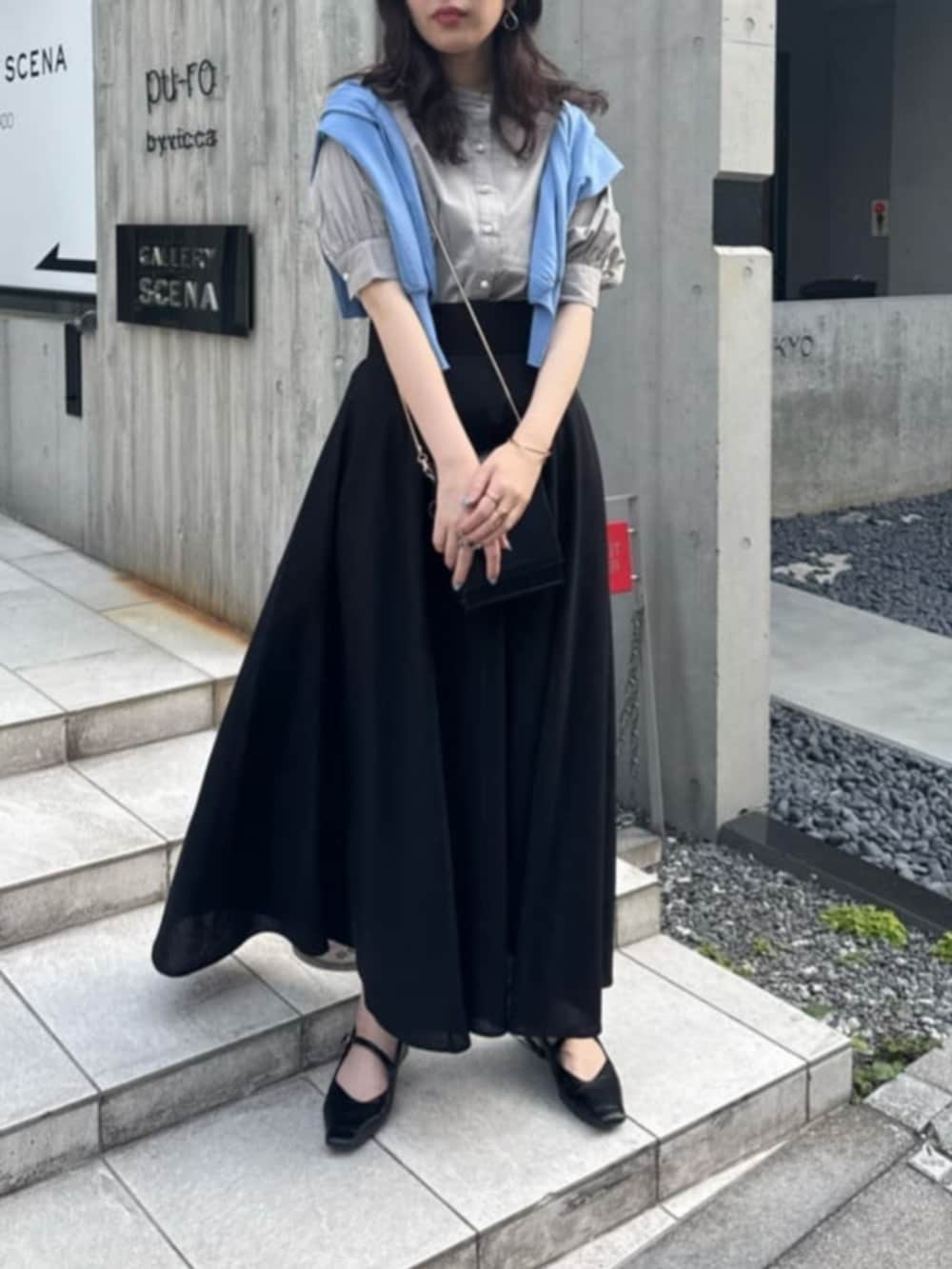 「気温20度から24度、気温15度から19度、通勤コーデ、通勤スタイル、UVカット、ＵＶカット、UV対策、UVケア」｜「natural coutureの綿麻ハイウエストサーキュラースカート（スカート、ブラック系）」を使った、おそのさん（レディース・167cm）の春コーディネートの2枚目の写真