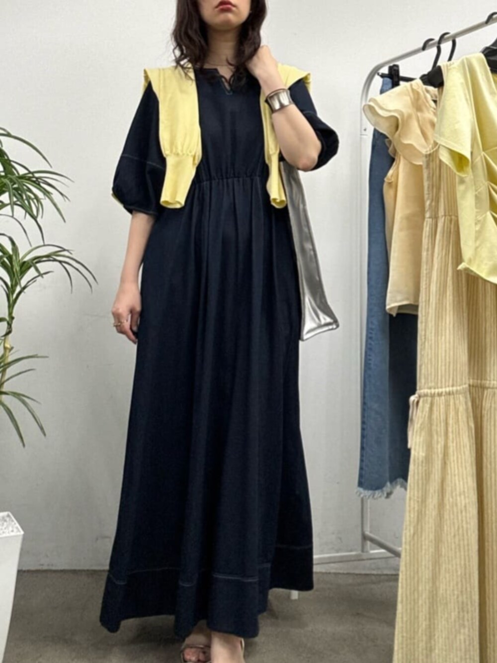 「スタッフセンバツ、スタッフのこれ買いました、スタッフコーデ、オトナ女子、夏、大人かわいい、デニム」｜「natural coutureのランタンスリーブワンピース（ワンピース、ブルー系）」を使った、おそのさん（レディース・167cm）の春コーディネートの2枚目の写真