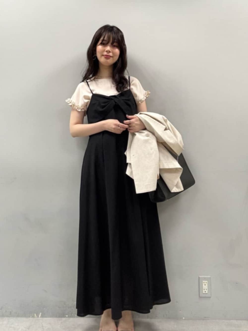 「きれいめカジュアル、キレイめ、きれいめ、キレイめカジュアル、きれいめコーディネート、キレイめコーデ、ワンピース、ワンピーススタイル、ワンピースコーデ、キャミワンピ、キャミワンピース、リボン」｜「natural coutureのosonoリネン混ねじりキャミワンピース（ワンピース、ブラック系）」を使った、おそのさん（レディース・167cm）の夏コーディネートの2枚目の写真
