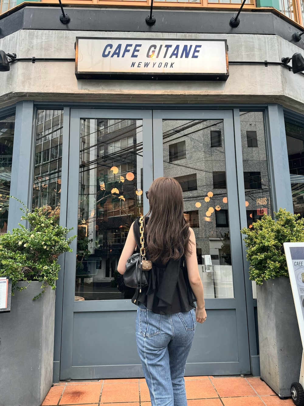 「夏コーデ、きれいめカジュアル、デニムコーデ、きれいめコーディネート、夏服、デニム、大人コーデ、サングラス、アツいコーデ全部見せ」｜「JUNOAHのチュールリボンキャミフレアビスチェ[高身長サイズMT/低身長サイズS有り]（キャミソール、ブラック系）」を使った、china さん（骨格ウェーブ・レディース・163cm）の夏コーディネートの2枚目の写真