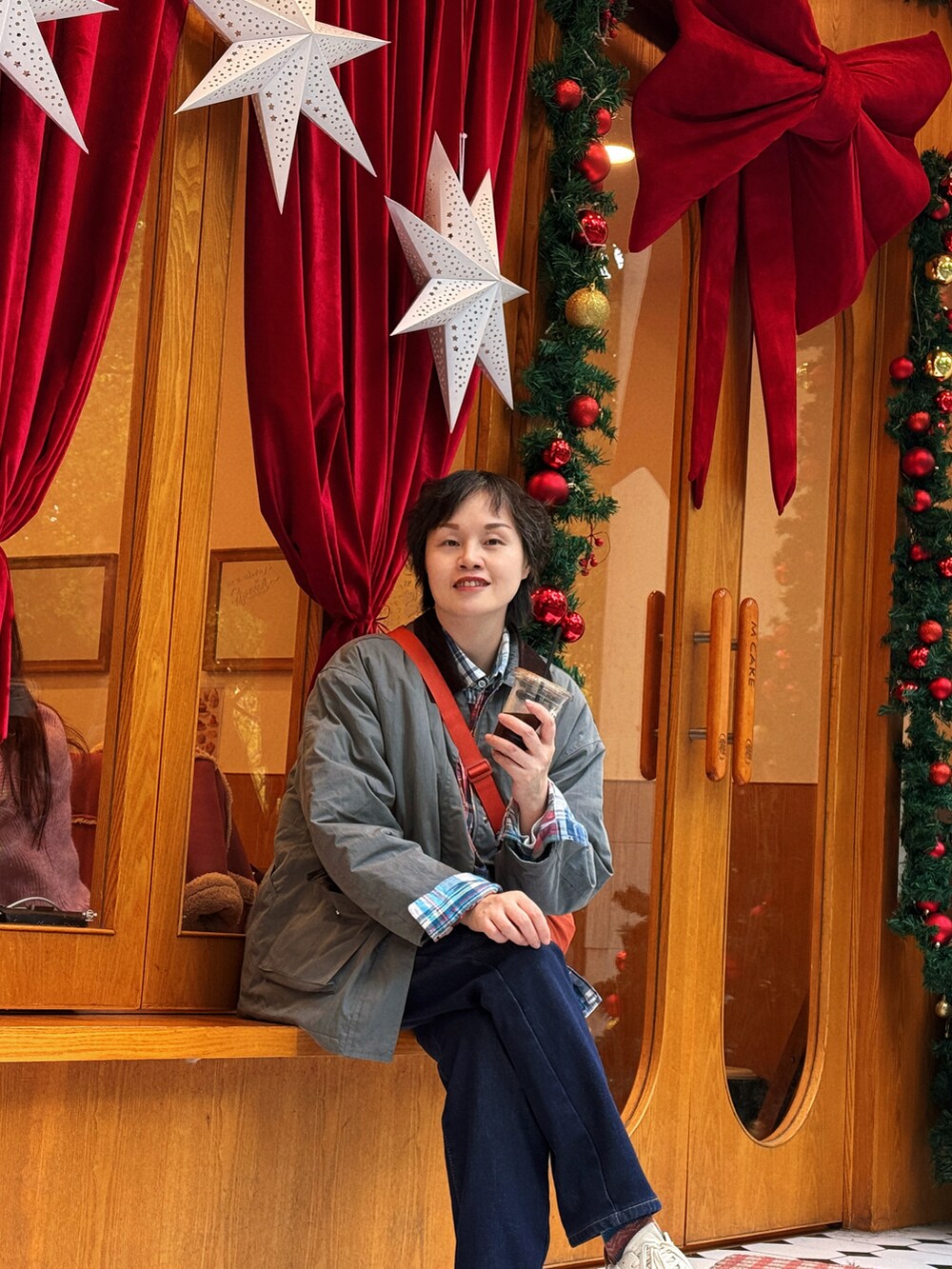 グレー系のトップス、ホワイト系のシューズを着用したレディースの冬コーディネートの3枚目の写真