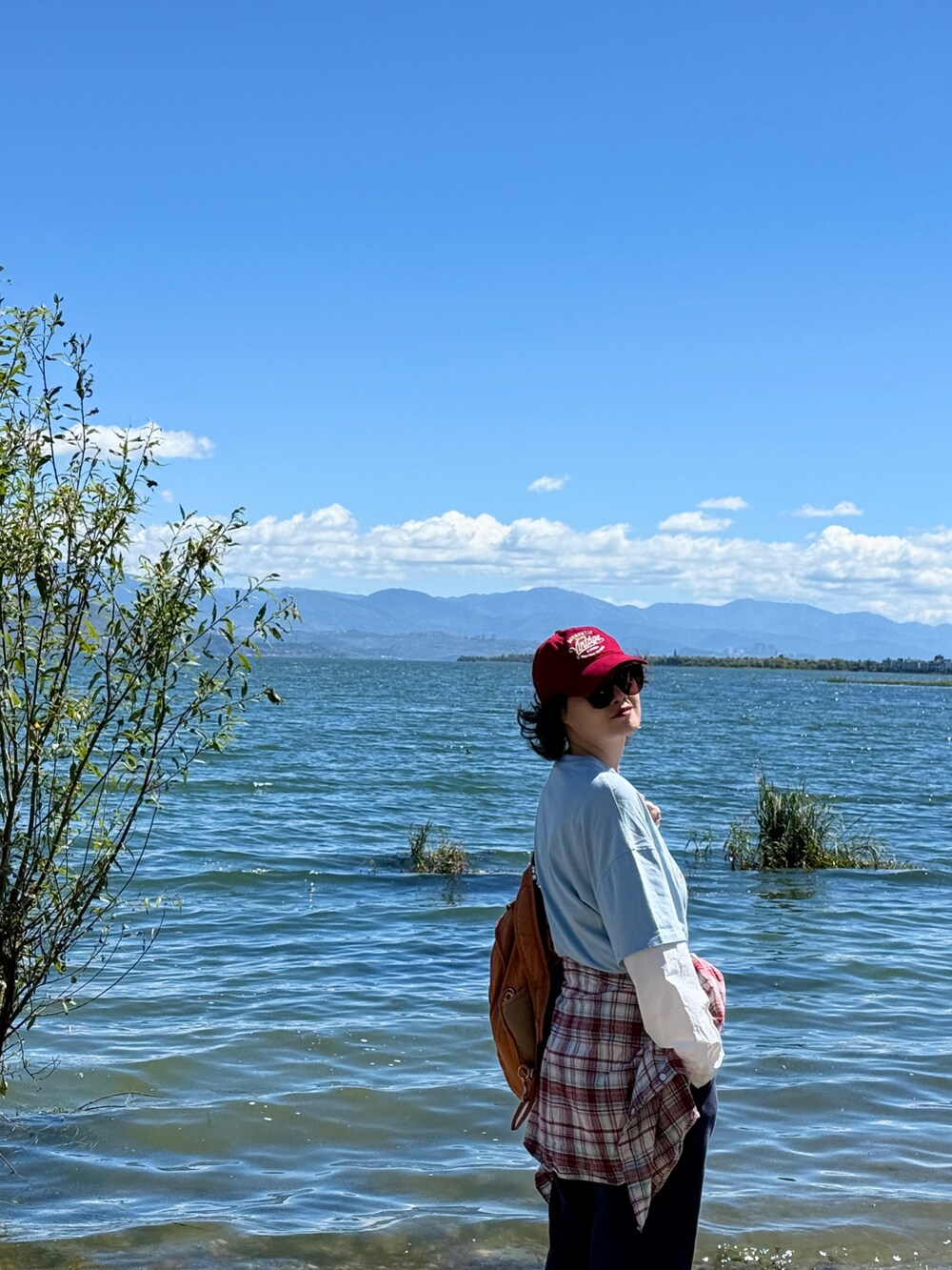 グリーン系のTシャツ/カットソーを着用したレディースの秋コーディネートの2枚目の写真